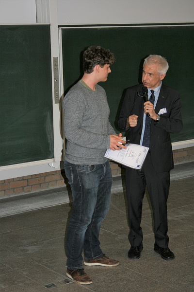 20180427_Innovation Day 2018_126.JPG - Preisüberreichung an den Gewinner des Papierfliegerwettbewerbs